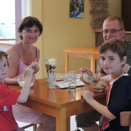 Déguster des coupes de glaces au restaurant