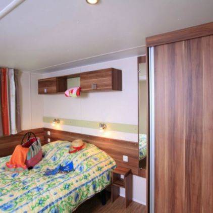 Une chambre avec un grand lit