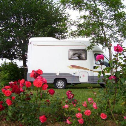 Les emplacements peuvent accueillir des camping-cars