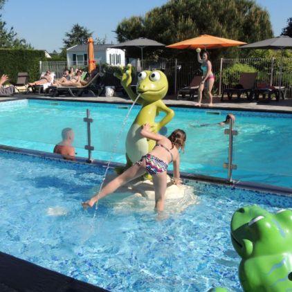 La piscine extérieure a une partie partie pataugeoire peu profonde spécialement pour les enfants avec jeux d'eau et banquettes à bulles