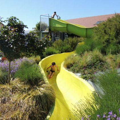 Pour profiter des vacances en Vallée de La Loire près de Tours, le Camping l'Arada Parc de Sonzay a installé un toboggan aquatique pour le plaisir de toute la famille