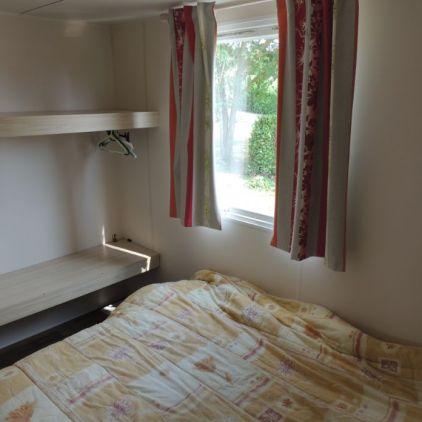 une chambre avec un grand lit