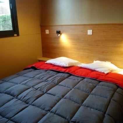 une chambre avec un lit de 2 personnes (160*200)