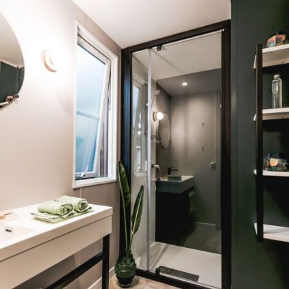 salle de bain avec grande douche et sèche cheveux