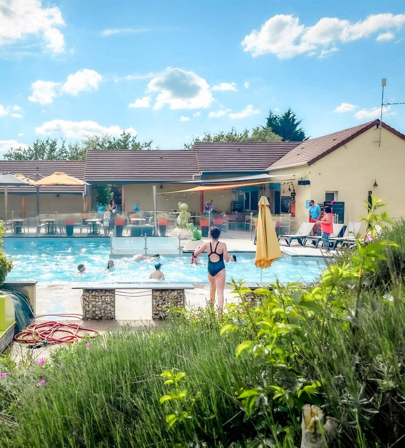 Piscine extérieure du camping en Indre-et-Loire