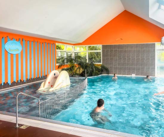 piscina cubierta a escala